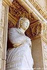 Statue de la vertu dans une niche de la bibliothèque, Ephèse, Turquie.