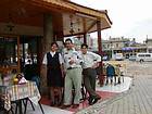 Famille devant son restaurant au centre de Manavgat, Turquie.