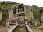 Antique monument Dieu de la Fontaine à Pergé, Turquie.