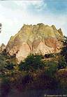 Mont érodé jaune, vert et rouge, Cappadoce, Turquie.