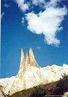 Pics érosifs dans le ciel bleu, Cappadoce, Turquie.
