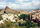 Panorama sur Uçhisar depuis une des vallées environnantes, Cappadoce, Turquie.