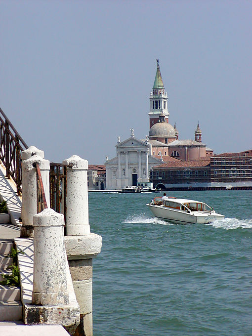 Venise, bateau devant l'île San Giorgio Maggiore - Italie