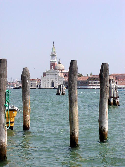 Piliers de bois dans la lagune devant la Basilique Saint-Georges Majeur, Venise, Italie