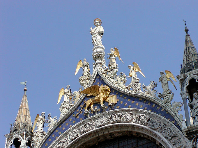 Anges et lion couronnant le portail de la basilique Saint Marc, Venise, Italie