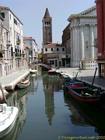 Petit canal et campanile, Venise, Italie.