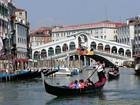 Gondoles sur le Grand Canal devant la pont du Rialto, Italie.