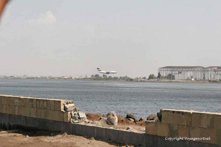 Avion au décollage depuis l'aéroport d'Aden
Mots-clés: Aden