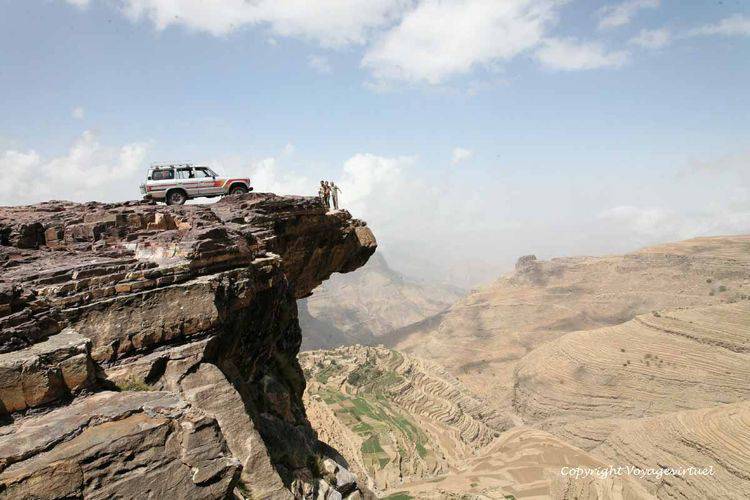 Autre photo du rocher de Bokur
Vous ne m'en voudrez pas .... mais je suis dessus avec Abdukawi, mon chauffeur habibi, et Aziz, le guide au coeur sur la main.
Mots-clés: Bokur