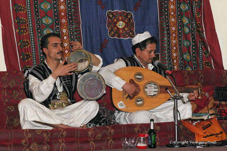 Chanteur et musicien joueur de oud
Mots-clés: musicien oud