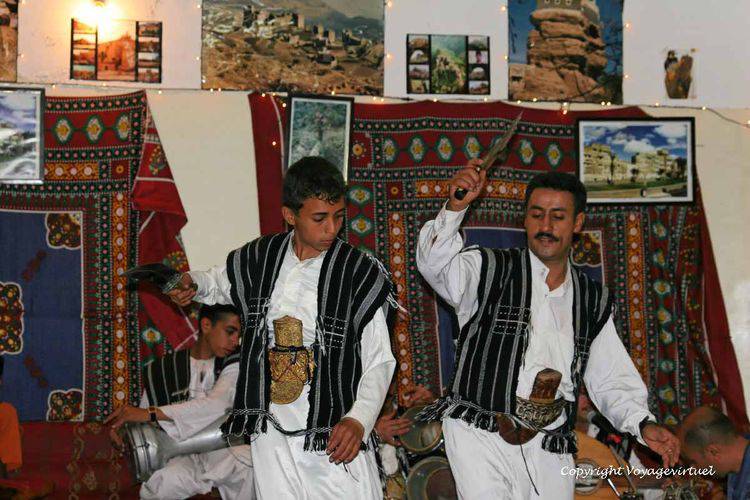 Jambiyas en l'air danse Ba'ra
Mots-clés: danse Ba'ra