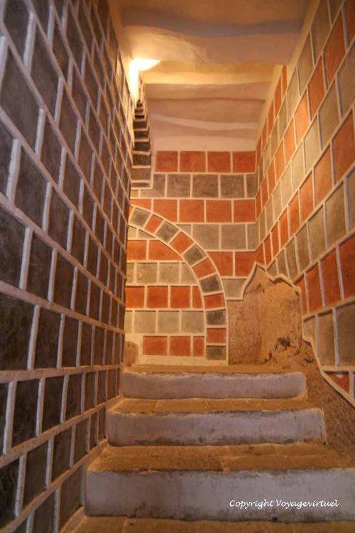 Le premier couloir intérieur en pierres de couleurs
Mots-clés: Roc-palace Al-Hajar