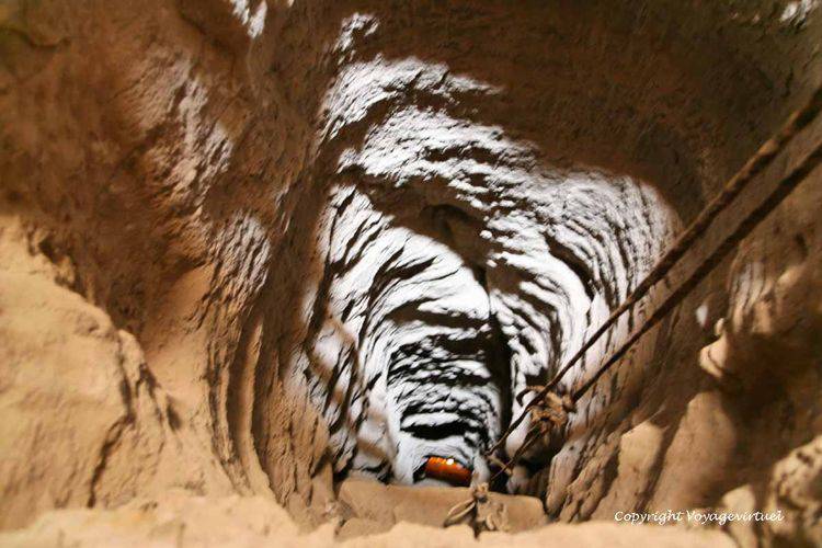 Le puits unique percédans la roche alimentait en eau le Palais de l'Imam
Mots-clés: Roc-palace Al-Hajar