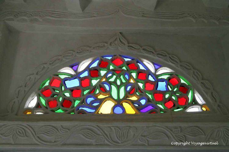 Vitrail floral du palais
Mots-clés: Roc-palace Al-Hajar