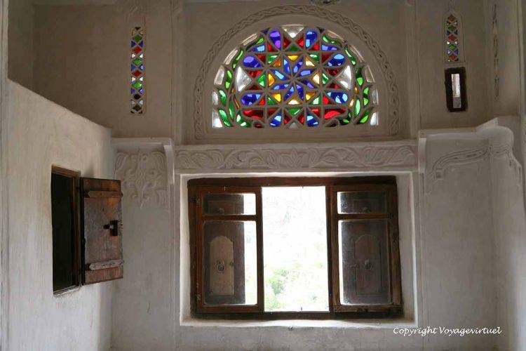 Volets, fenêtre et vitraux
Mots-clés: Roc-palace Al-Hajar