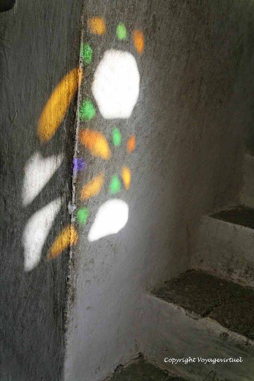 Lumière de vitrail
Mots-clés: Roc-palace Al-Hajar vitrail