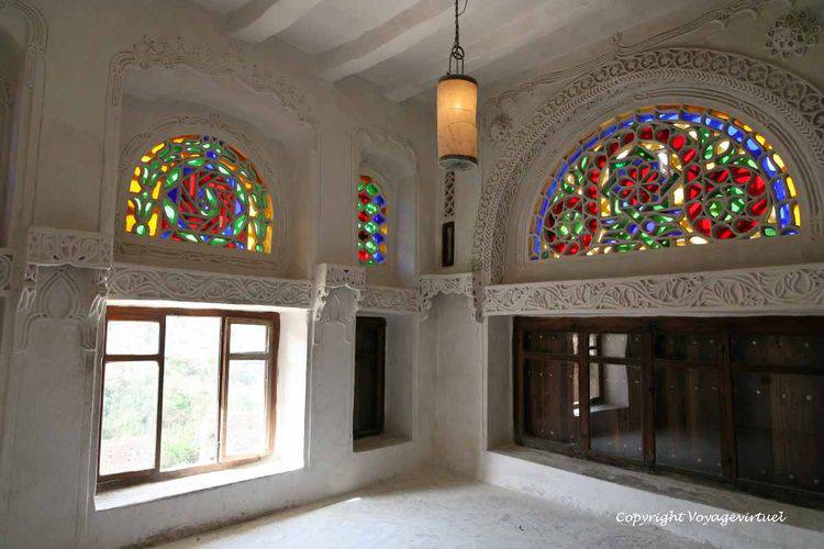 Magnifiques vitraux dans leur écrin de stuc
Mots-clés: Roc-palace Al-Hajar vitrail