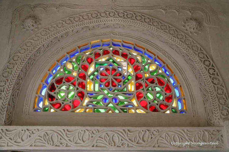 Vitrail à entrelacs du Palais de l'Imam
Mots-clés: Roc-palace Al-Hajar vitrail