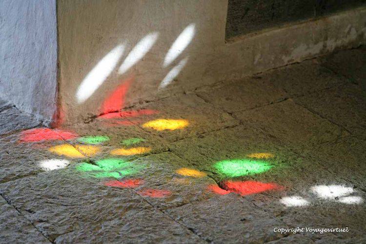 Jeu de lumières sur les pierres du sol
Mots-clés: Roc-palace Al-Hajar vitrail