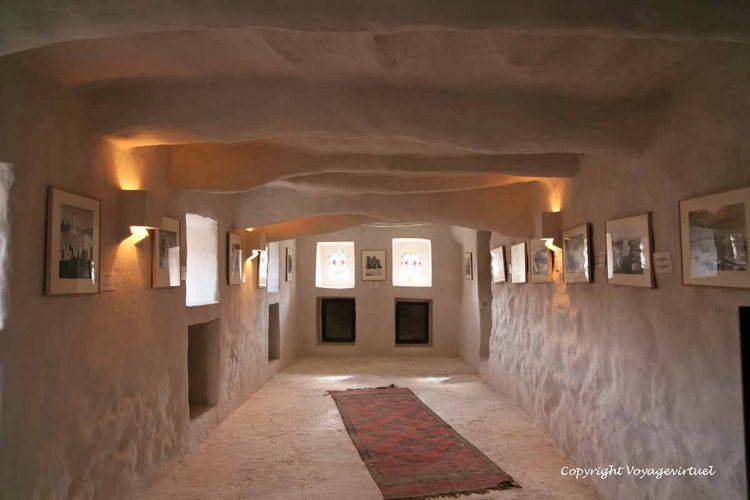 La pièce des hommes et son expo de photos
Mots-clés: Roc-palace Al-Hajar
