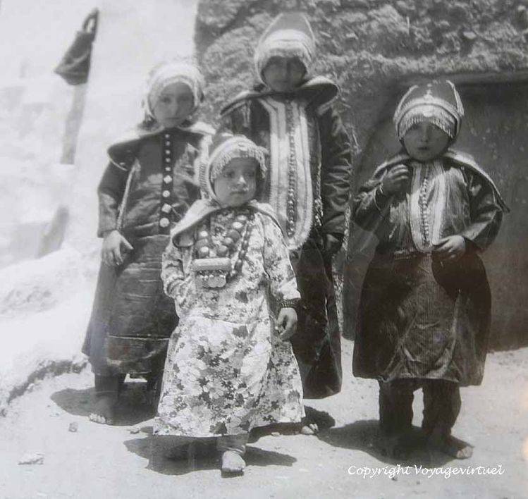 Les petites filles juives qui peuplaient auparavant le Yemen
Photographie ancienne exposée dans le dar Al Hajar
Mots-clés: Roc-palace Al-Hajar