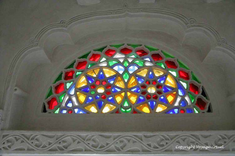 Vitrail étoilé
Mots-clés: Roc-palace Al-Hajar vitrail