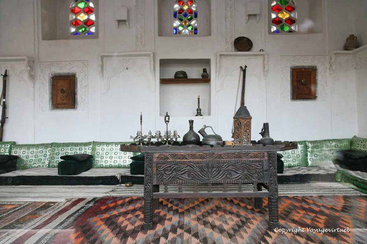 Mobilier dans la pièce face aux bassins
Mots-clés: Roc-palace Al-Hajar