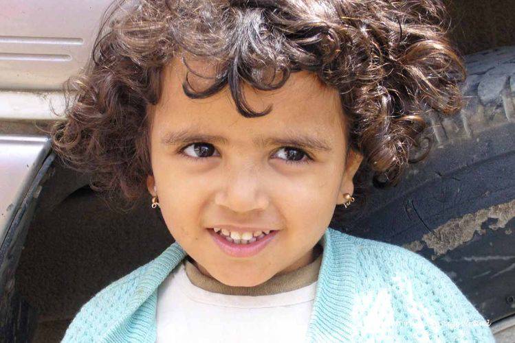 La petite fille aux boucles d'oreille Manakha
Mots-clés: Manakha petite fille boucles oreille