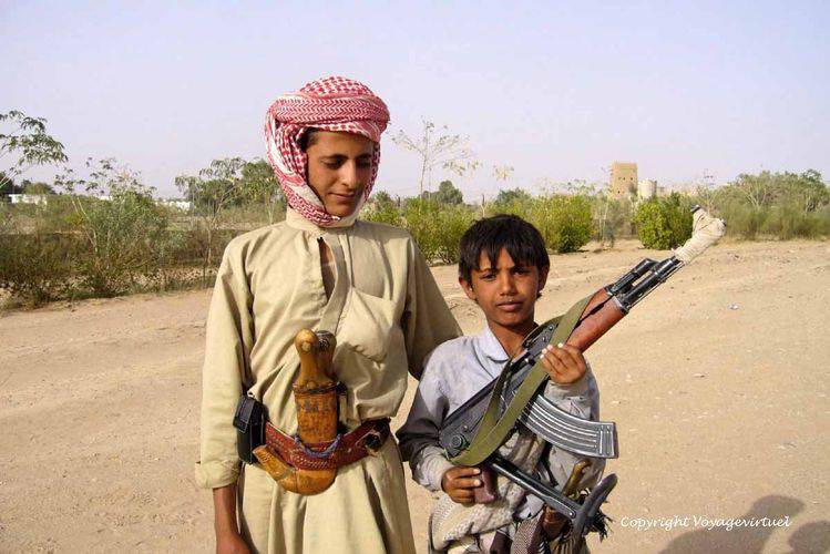 Des enfants et des armes : kalachnikov & jambya - Marib
Mots-clés: enfants armes kalachnikov jambya Marib
