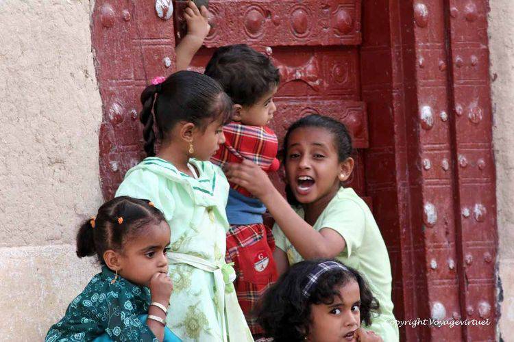 Jeu d'enfants devant une porte à Sif Wadi Do'An
Mots-clés: jeu Sif Wadi-Do'An