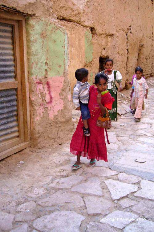 Jeu de couleurs dans les rues de Sif Wadi Do'An
Mots-clés: couleurs Sif Wadi Do'An