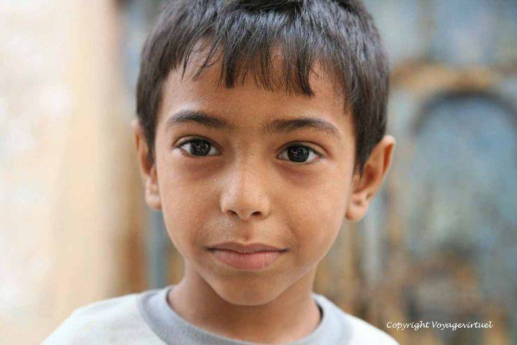 L'enfant aux pieds nus - Al-Hodeidah
Enfant sous-alimenté des bas-quartiers d'Al-Hodeidah.
Aziz, le guide au coeur sur la main, lui a acheté une paire de tongues.
Mots-clés: pieds-nus Al-Hodeidah