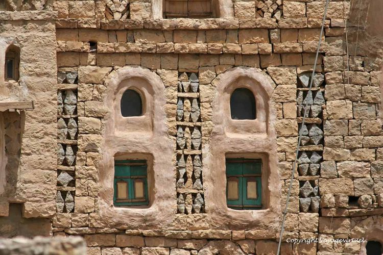 Décoration de pierres bleues autour des fenêtres surmontées d'oculi
Mots-clés: Hababa
