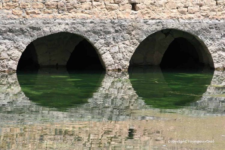 Gros plan sur deux arches en miroir sur la citerne
Mots-clés: Hababa citerne