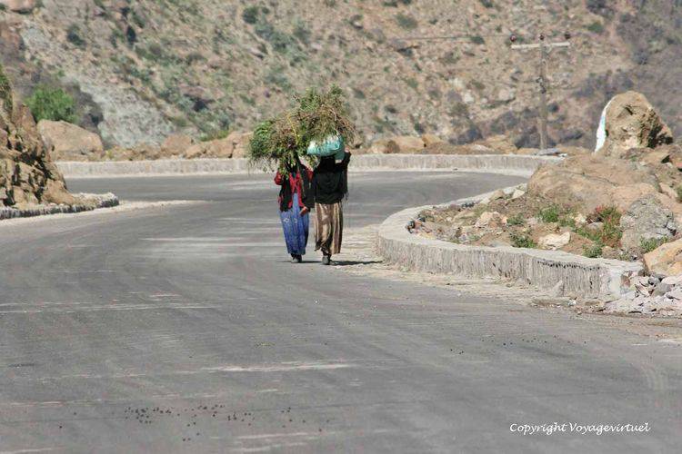 Femmes sur la route
Mots-clés: Al-Hajjarah