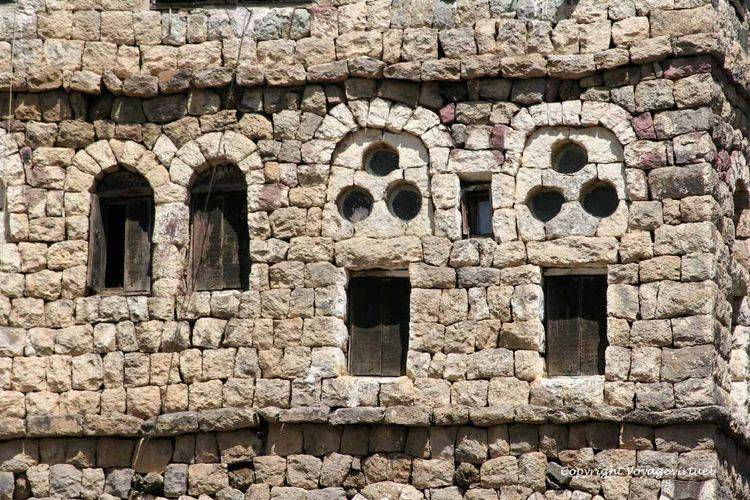 Les oculi au dessus des fenêtres fermées par les volets permettent de laisser rentrer la lumière
Mots-clés: Al-Hajjarah