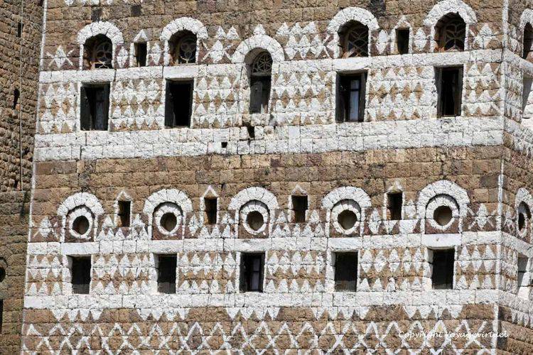 Façade typique ornée de peintures autour des oculi et de frises
Mots-clés: Al-Hajjarah