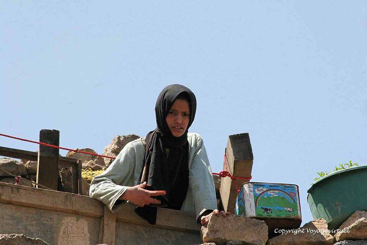 Surprise sur une terrasse
Mots-clés: Al-Hajjarah femme