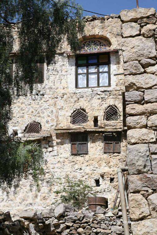 Tradition en bas, modernité plus haut
Mots-clés: Al-Hajjarah