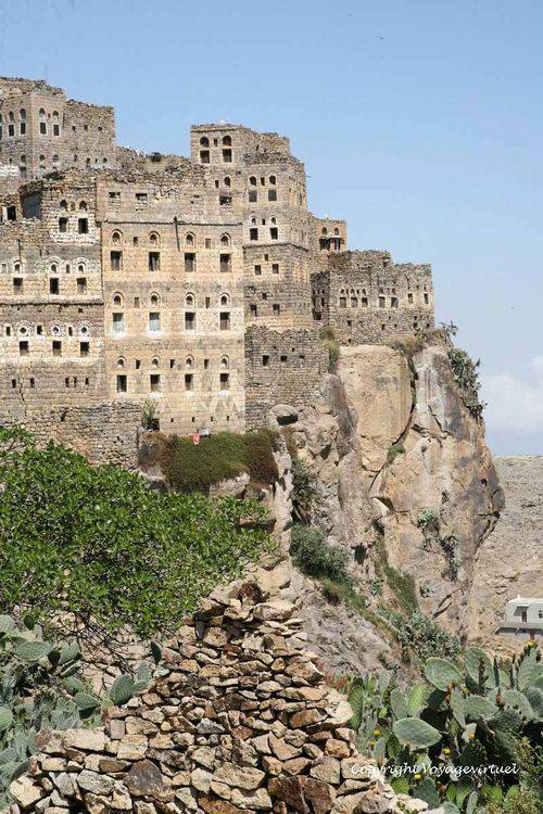 Une partie du village haut au bord du piton rocheux
Mots-clés: Al-Hajjarah