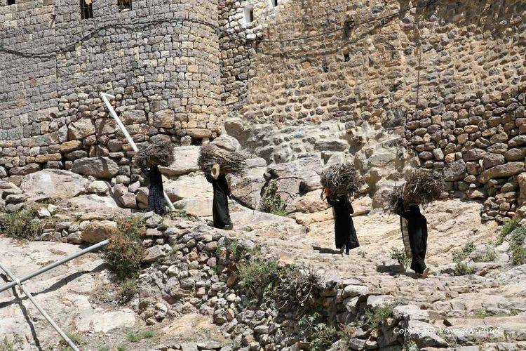 Retour au village avec les fagots de bois sur la tête
Mots-clés: Al-Hajjarah