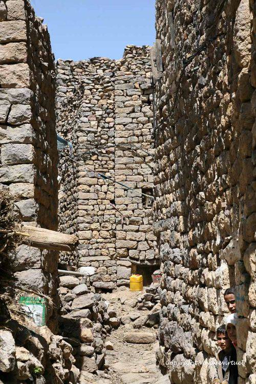 Visages dans la ruelle
Mots-clés: Al-Hajjarah
