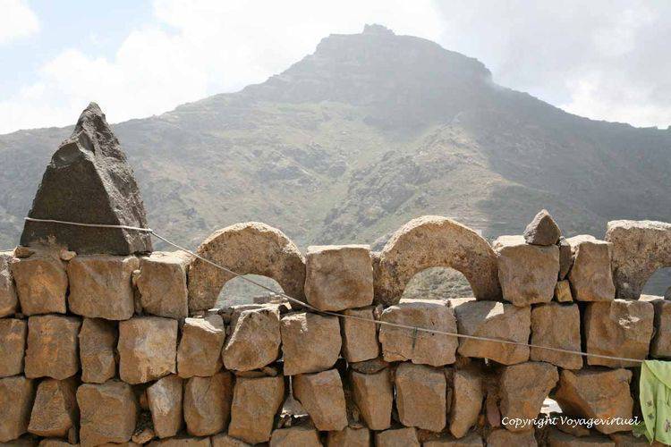 Pierres composant le mur de la terrasse et la montagne
Mots-clés: Al-Hajjarah