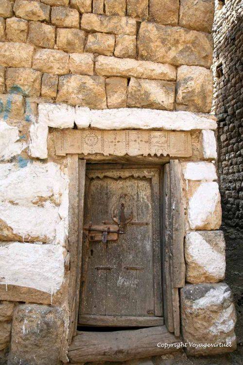 Porte d'une maison dans le quartier juif
Remarquez les inscriptions et l'étoile de David au-dessus de la porte
Mots-clés: Al-Hajjarah