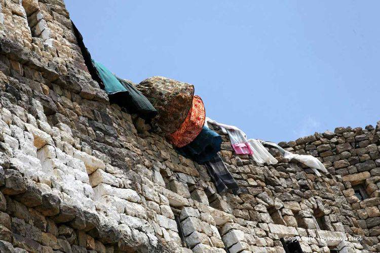 Robes au vent
Mots-clés: Al-Hajjarah