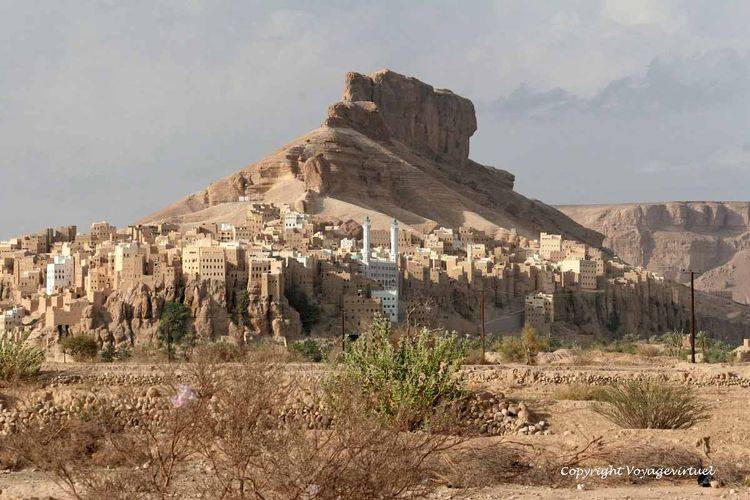 Vue panoramique de Al-Hajjarayn surmontée par son rocher
Mots-clés: Al-Hajrayn Al-Hajjarayn wadi-Doan