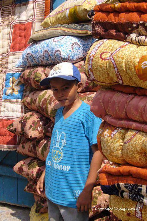 Entre les couvertures multicolores
Mots-clés: Al-Hodeidah souk