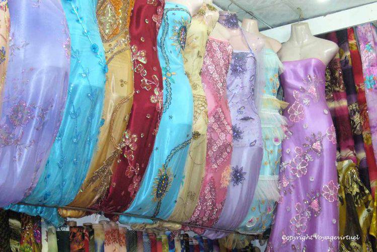 Robes affriolantes
Mots-clés: Al-Hodeidah souk