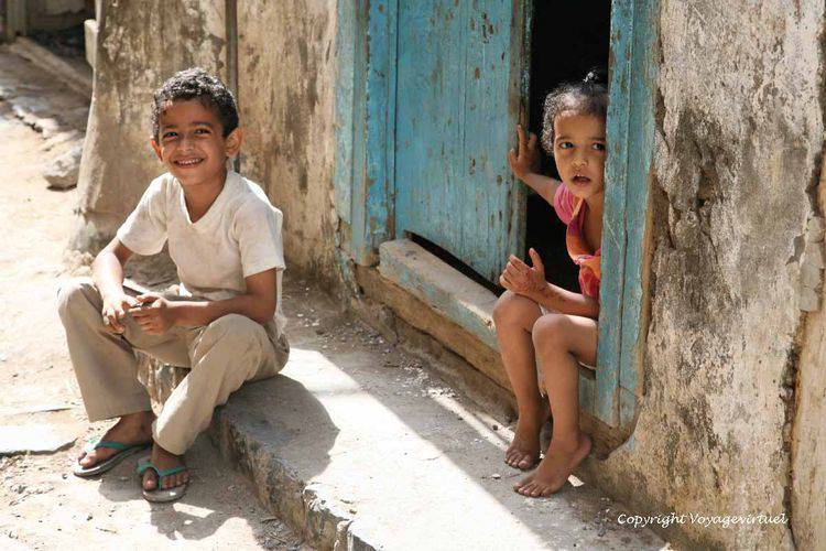 Sur le pas de la porte
Mots-clés: Al-Hodeidah