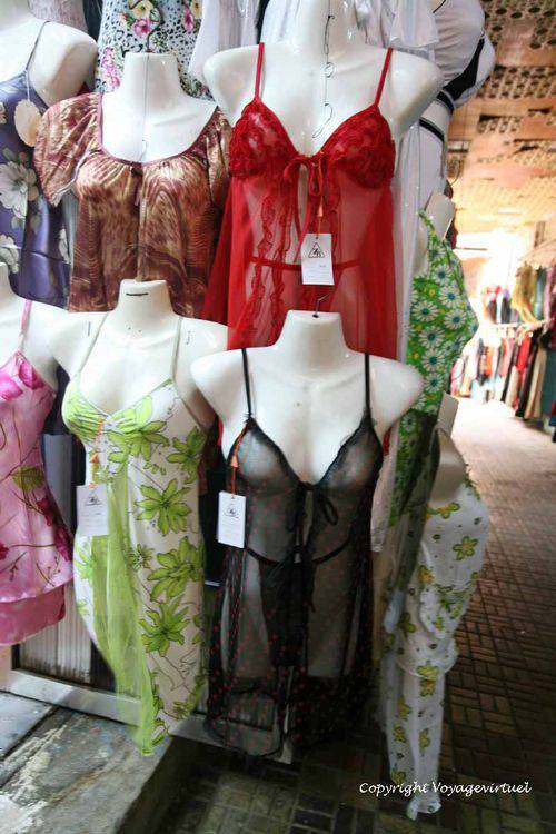 Dessous féminins afriolants
Mots-clés: Al-Hodeidah dessous femme souk